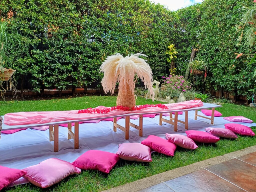 Picnic rosado con decoración de centro de mesa