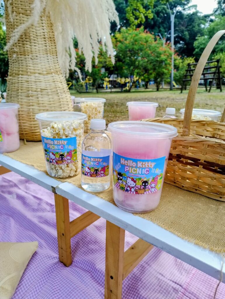 Tarrinas y botellitas de agua con sticker personalizado