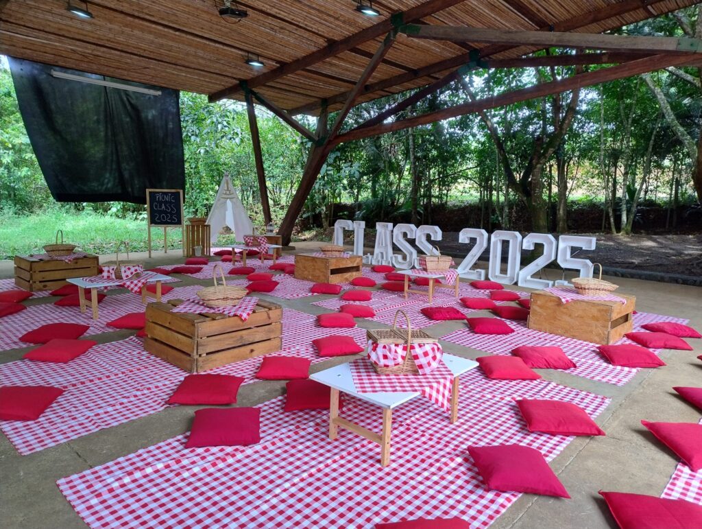 alquiler de mobiliario picnic para evento masivo de 50 puestos en estilo clásico